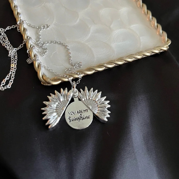 “You Are My Sunshine” Women’s Sunflower Pendant Necklace NWOT - Picture 3 of 4